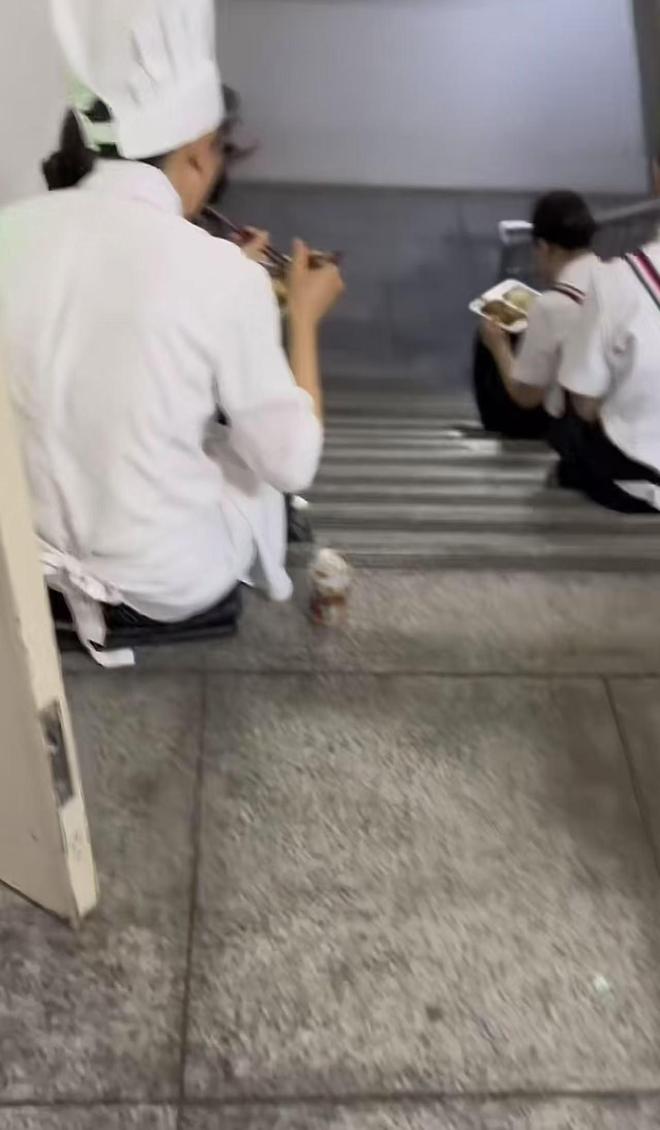 让坐在桌上吃饭员工无奈只能蹲着吃饭AG真人百家乐网友吐槽西贝上班不(图3)